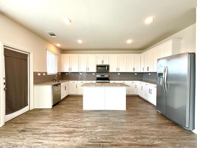 Building Photo - **APPLICATION RECEIVED** AVAILABLE NOW- Energy-Efficient 4/3 Home with Solar Panels & Pool Access!