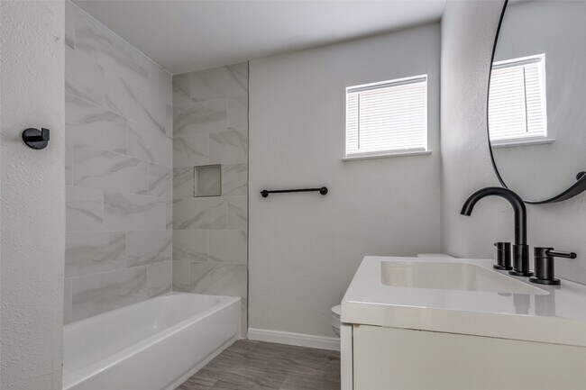 Building Photo - 5874 Belcrest St