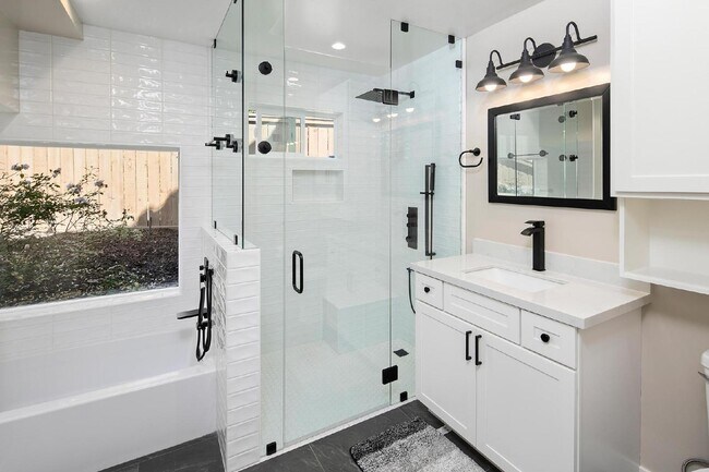 Building Photo - Luxurious Living at Its Finest | 1-Bedroom...