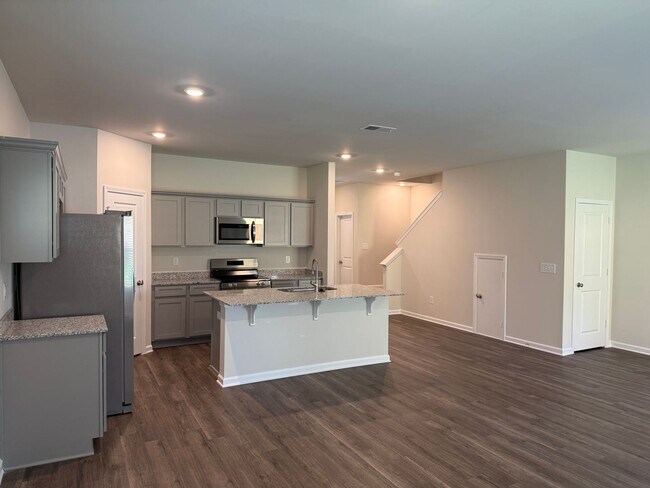 Building Photo - Lexington Townhouse - Call Lexington office for information 803-359-0793