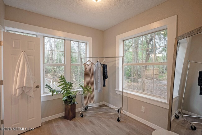 Building Photo - 325 Alder St