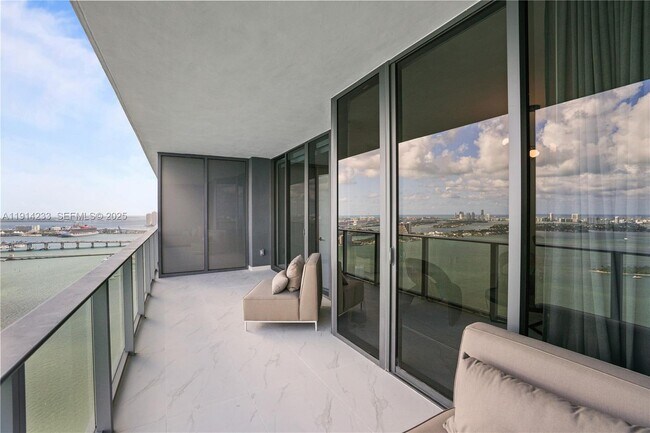 Building Photo - 700 NE 24th St