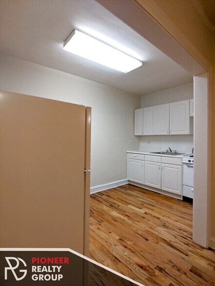 Building Photo - 546 W Wellington Ave