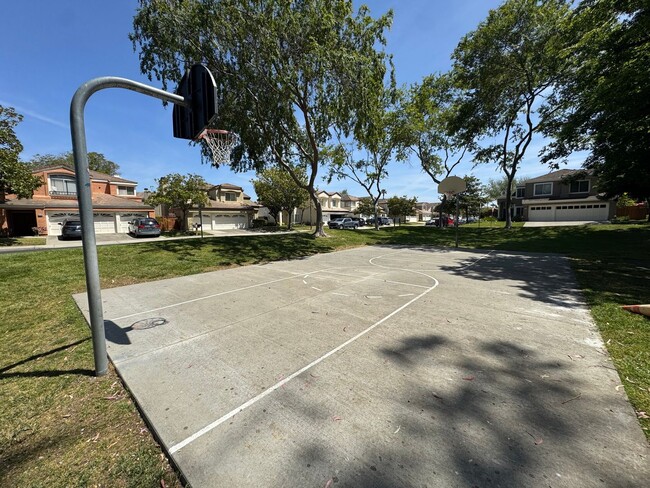 Building Photo - 5 bed 3 bath Gated Community in Union City...
