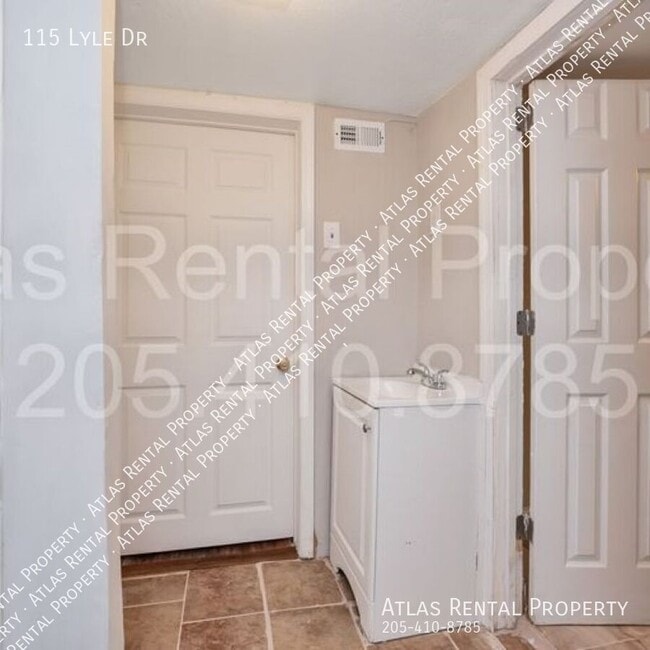 Building Photo - 115 Lyle Dr