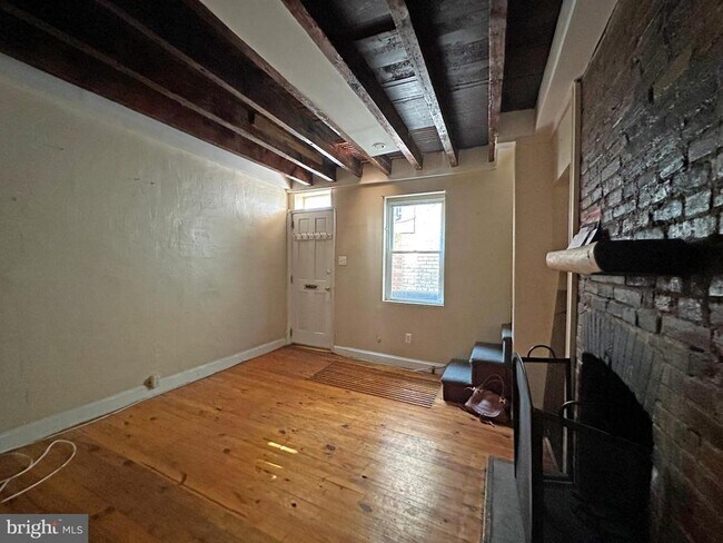 Building Photo - 623 S American St