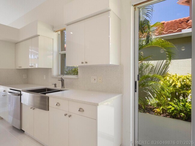 Building Photo - 5279 Brookview Dr