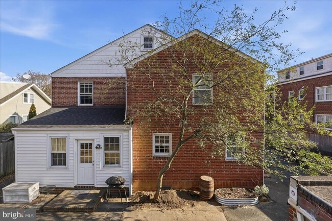 Building Photo - 904 N Ivy St