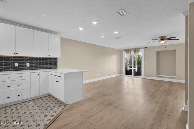 Building Photo - 1365 Capri Dr