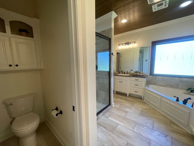 Building Photo - Must See! Welcoming Home In Turtle Creek S...