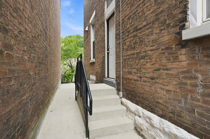Building Photo - 2281 Loth St