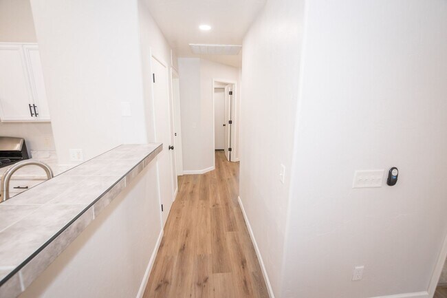 Building Photo - 4 Bedroom, 2 Bath, Split Floor Plan, 2 Car Garage, Central A/C