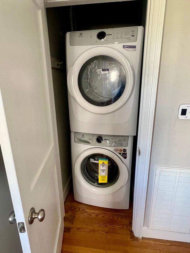 Building Photo - Huge 1 Bedroom Apartment, in the Near west End with an extra den space!