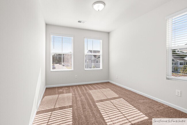 Building Photo - STUNNING TOWNHOUSE IN LEXINGTON'S MURRAY V...