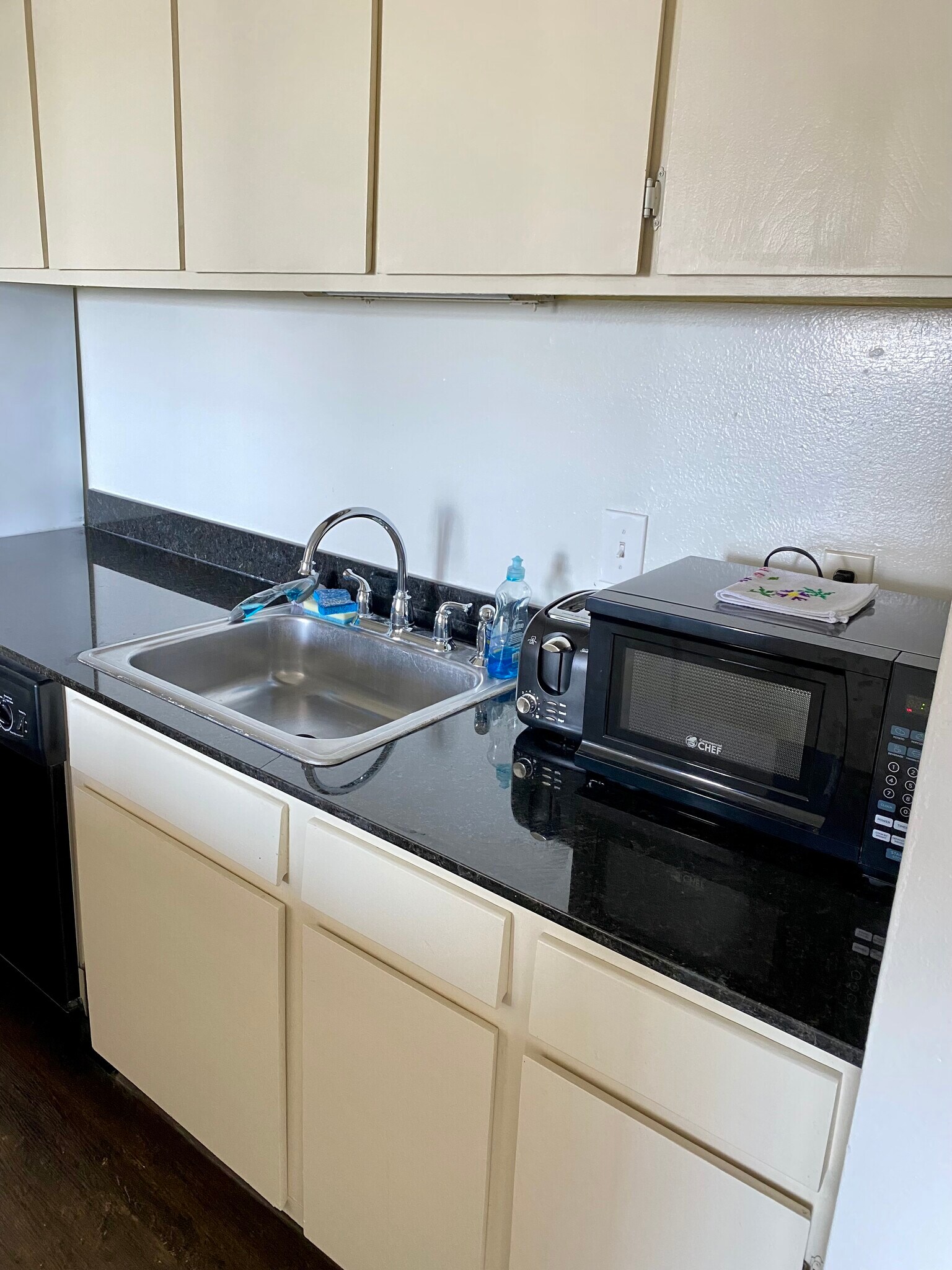 Building Photo - 450 W 7th St