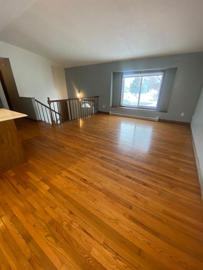 Building Photo - GREAT LOCATION - Spacious 4 bedroom/2 bath - PETS WELCOME