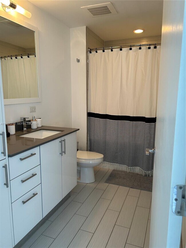 Building Photo - 999 SW 1st Ave