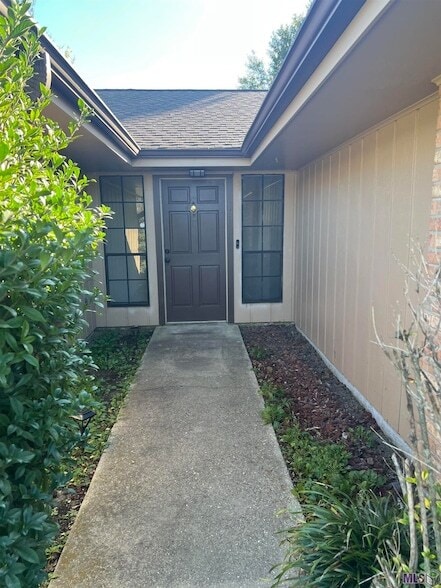 Building Photo - 211 Chantilly Dr