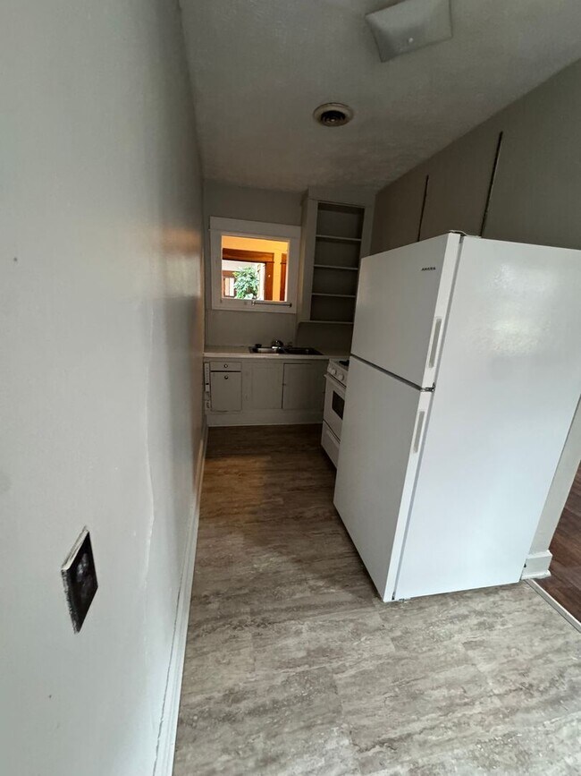 Building Photo - One bedroom apartment available south of downtown! Avail August 2026!