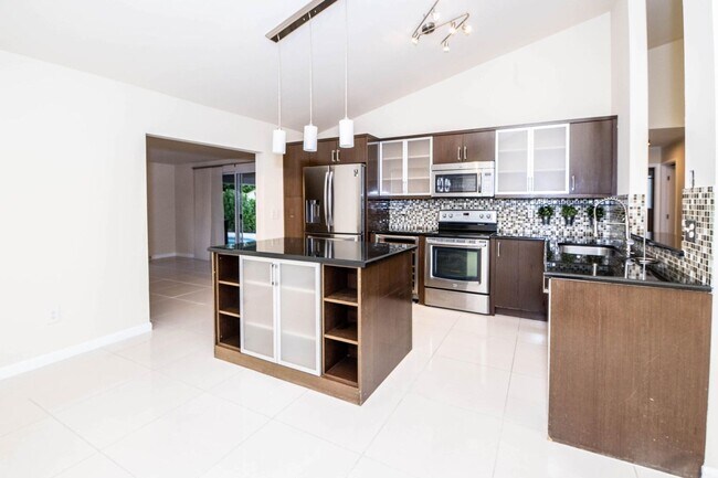 Building Photo - 8111 Cedar Hollow Ln