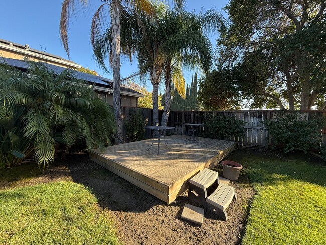 Building Photo - Large two story in Rose Hollow neighborhoo...