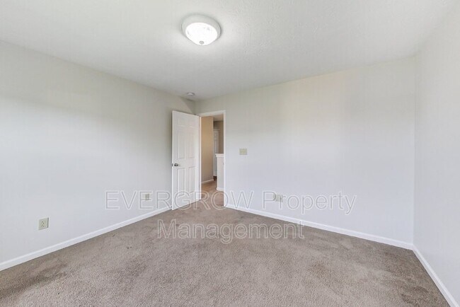 Building Photo - 839 Stonehurst Dr