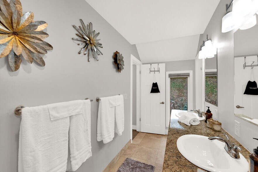 Building Photo - 2578 Dimple Dell Rd