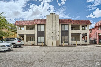 Building Photo - 2nd level 2 Bedroom Unit!