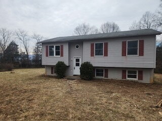Building Photo - Move In Special! Move in by 6/5 and get 1/2 off first full months rent.  3 Bedroom Pet Friendly h...