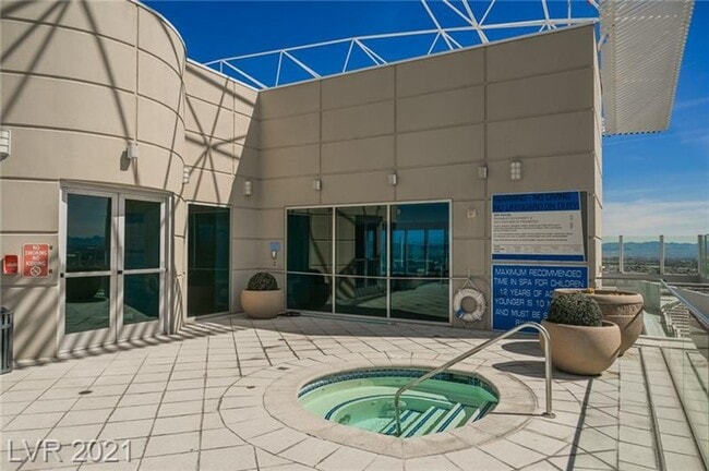 Building Photo - High Rise condo in the heart of the Arts D...