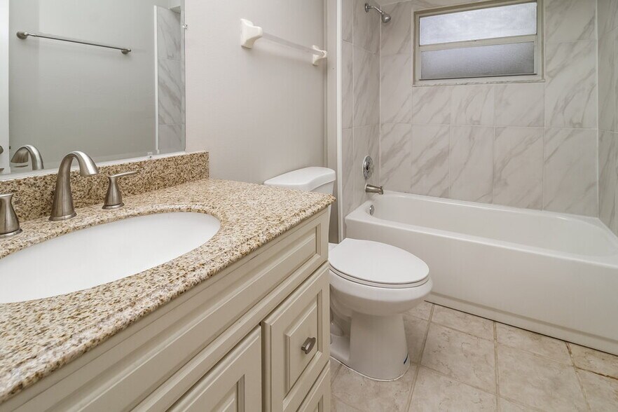 Building Photo - 611 Chautauqua Dr