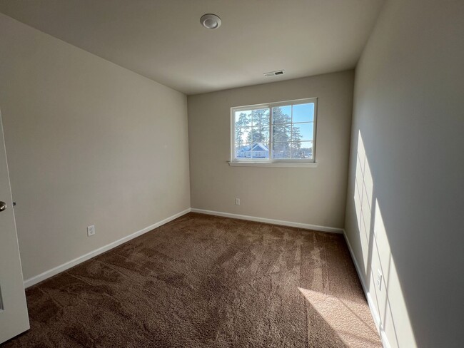 Building Photo - End unit townhome in the new Huntington Po...