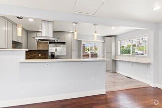 Building Photo - Spacious 4-Bed Oakland Apartment: Modern U...