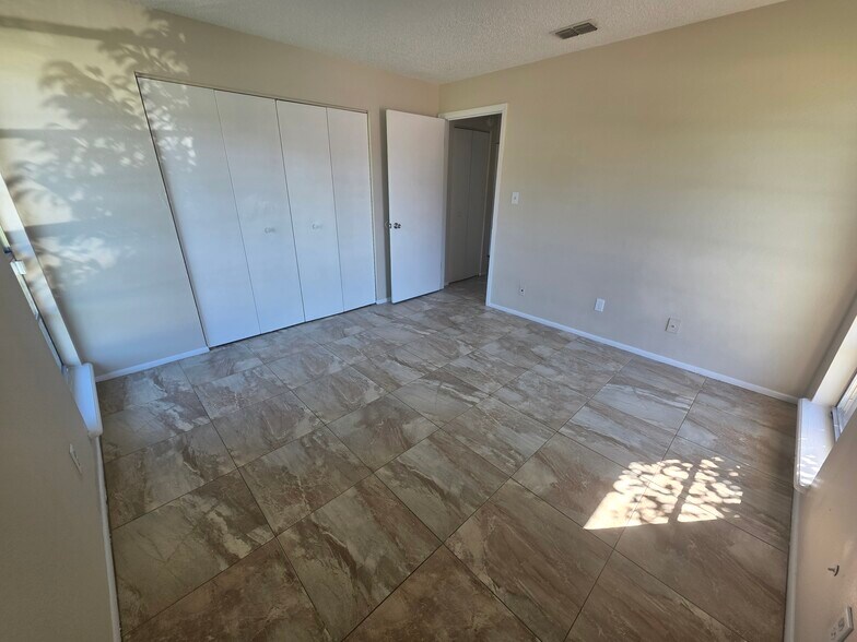 Building Photo - 5370 SE 30th Pl