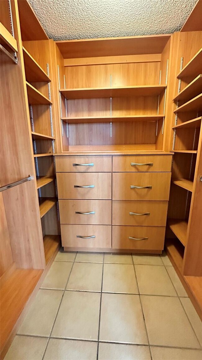 Building Photo - 118 Lake Emerald Dr