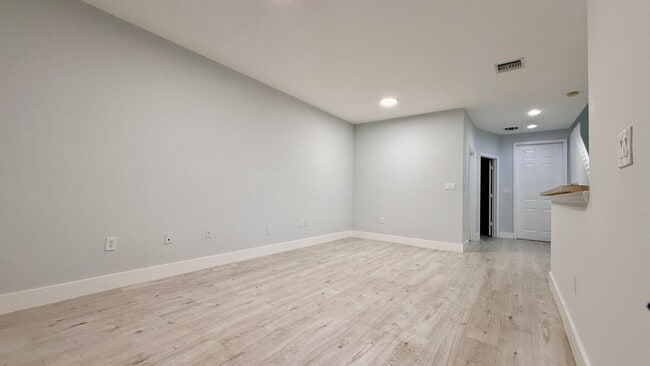 Building Photo - Spacious 3/3 Townhouse with Lake View – Sa...