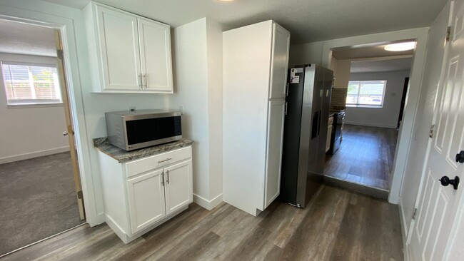 Building Photo - Updated 3 Bed 2 Bath Single Family Home in...