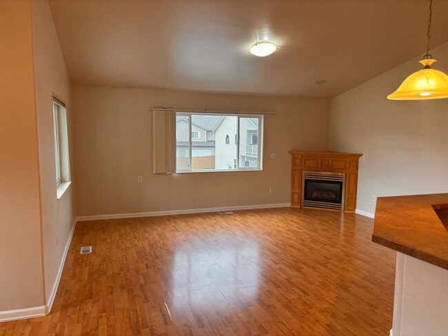 Building Photo - Wonderful East Anchorage 3 Bed Townhome!