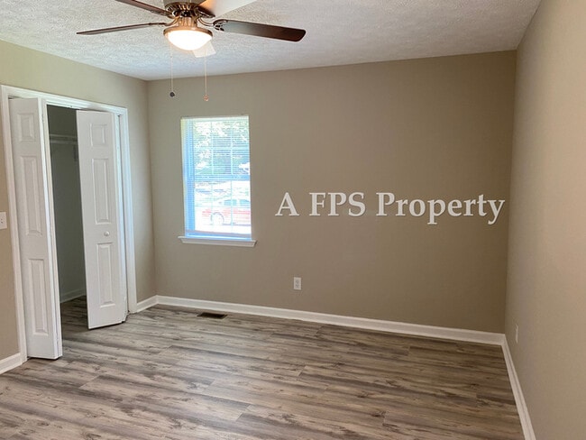 Building Photo - 184 Pine St SW