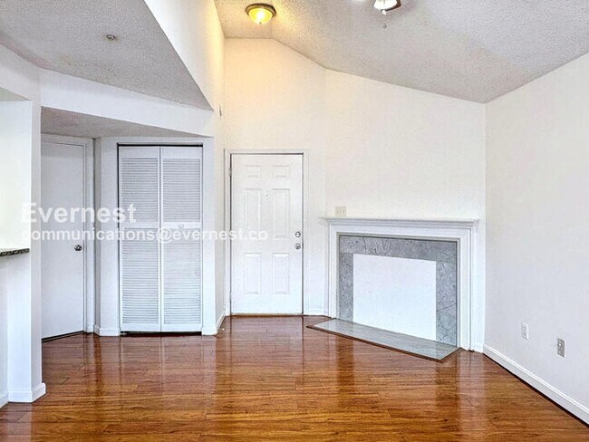 Building Photo - 1011 Fallcrest Ct