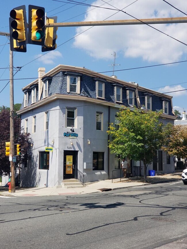 Building Photo - Spacious newly renovated Bi-Level 1 bedroo...