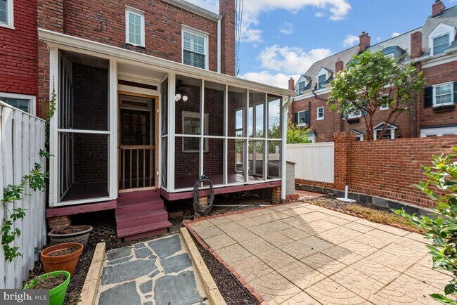 Building Photo - 915 Jefferson St