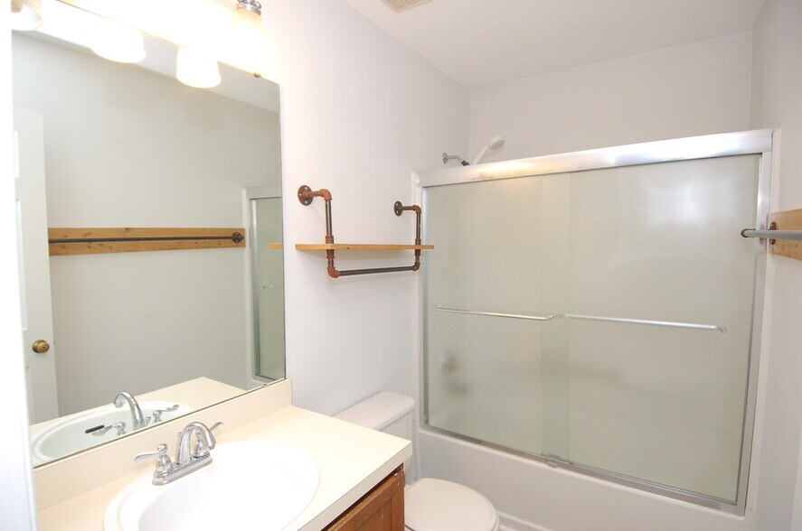 Building Photo - 1450 Barton Place Dr