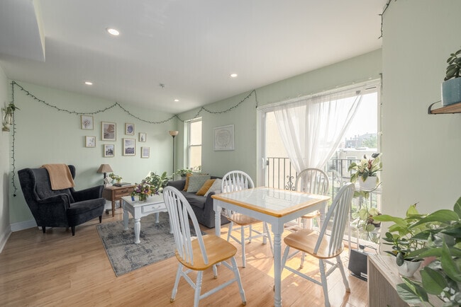 4BD, 3BA - 1,500SF - 327 N 40th St