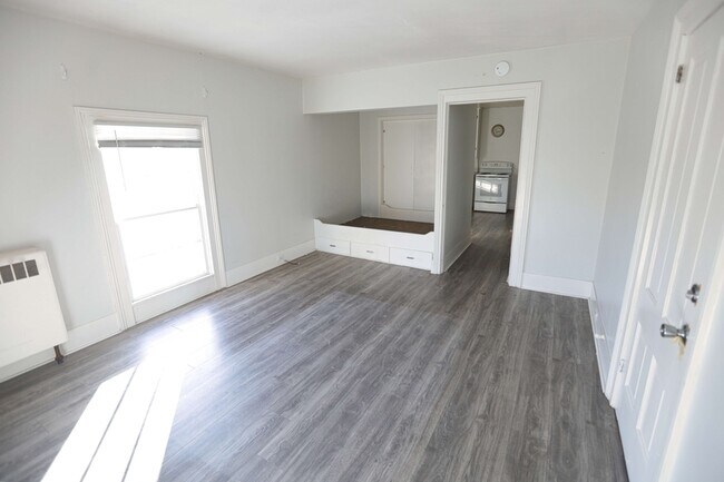 Building Photo - 326 E Savidge St