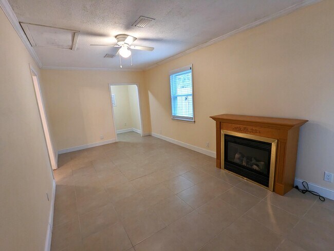 Building Photo - 1010 Pinetree Rd