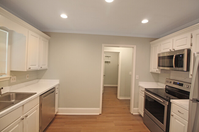 Building Photo - 320 Hawthorne Dr