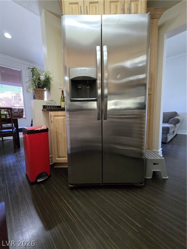 Building Photo - 220 E Flamingo Rd