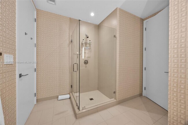 Building Photo - 2831 S Bayshore Dr