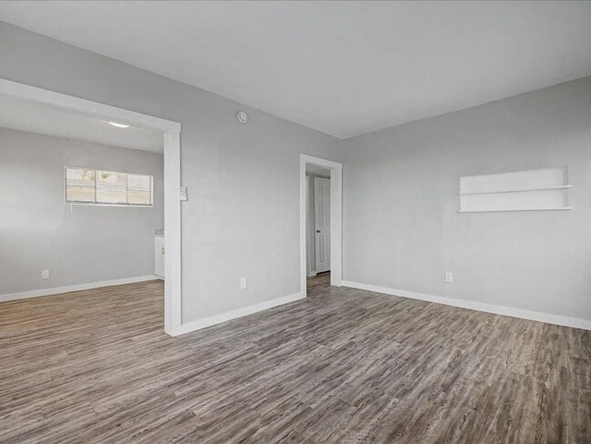 Building Photo - 2 Bedroom 1 Bathroom